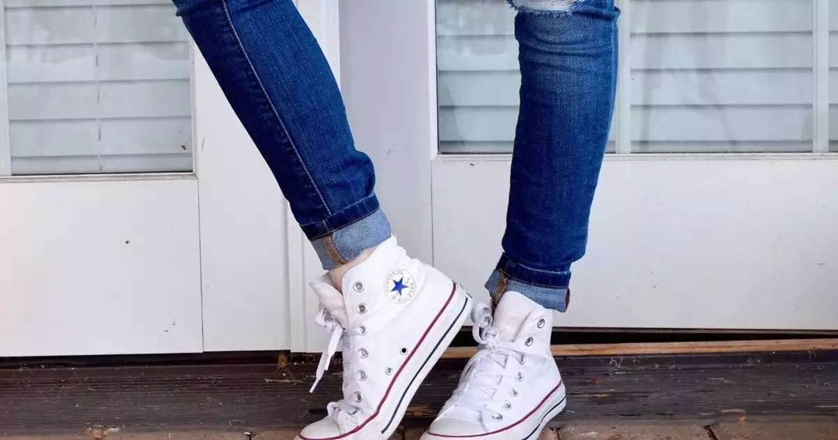 7 looks con zapatillas blancas con las que elevarás tus prendas más básicas  y rejuvenecerás al instante